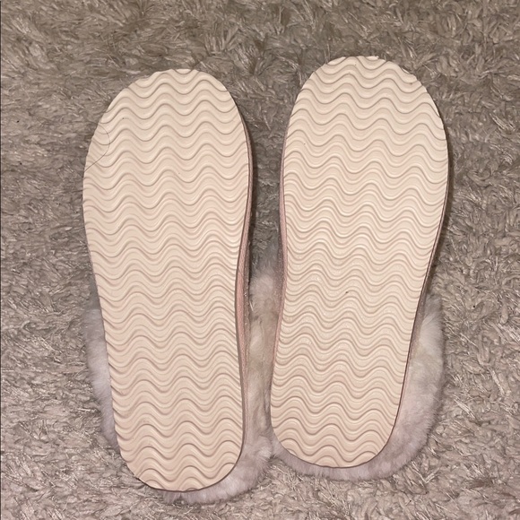 American Eagle Pink Grinch Slippers - Picture 3 of 3